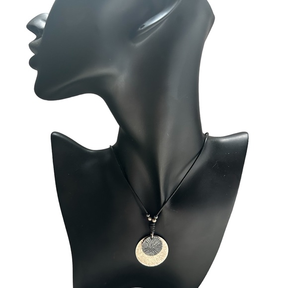 Retired Silpada Sterling Silver Oxidized Hammered Disk Pendant wLeather … - Picture 2 of 6